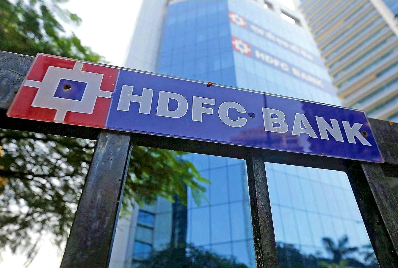 HDFC Bank shares decay 11% from one-year high