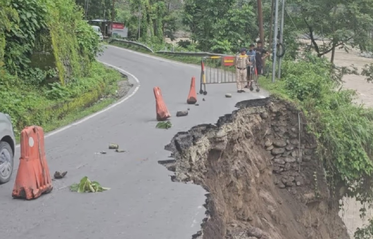 Heavy rains damage NH-10 in West Bengal