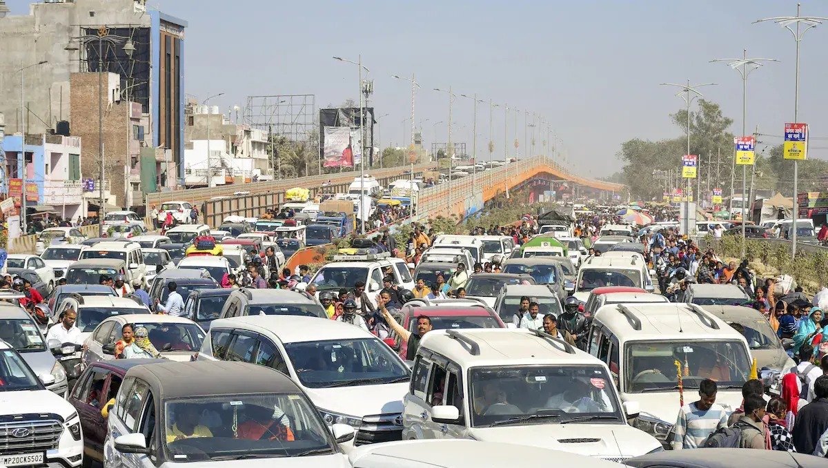 World’s longest 300 km traffic jam on the way to Mahakumbh! Pilgrims in extreme distress