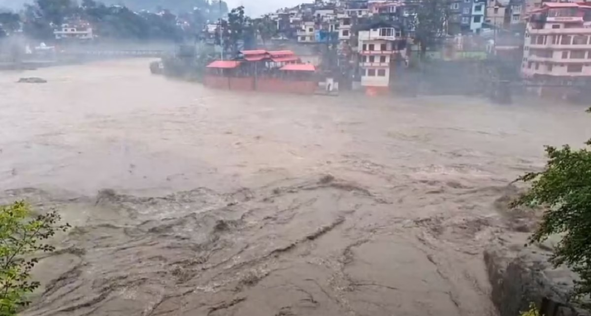 Alert dog helps 20 families escape landslide in rain-hit Mandi